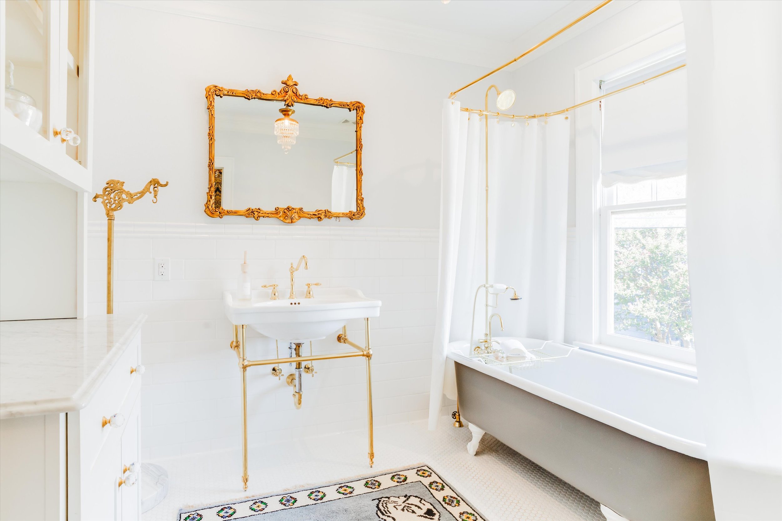 2600 Lipscomb Kit Bathroom.jpeg